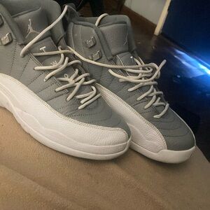 Jordan 11 grey n white size 6youth